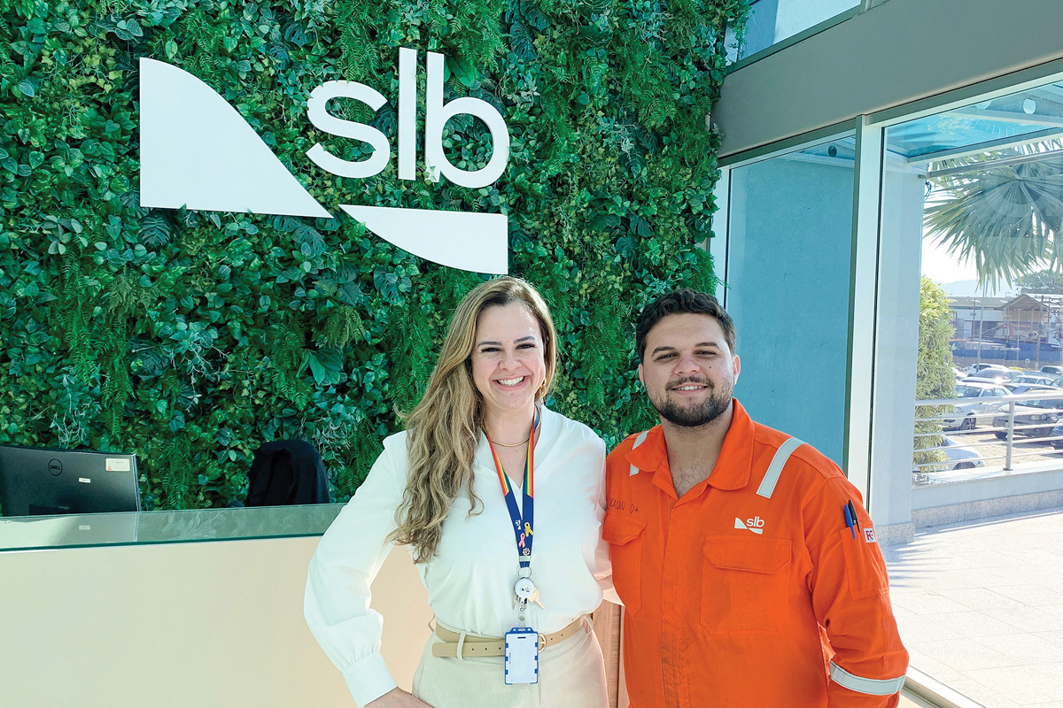 A gerente de recrutamento da SLB Ana Ligia Trannin, com o estudante Kauan Barbosa Ribeiro da Silva, que está estagiando na empresa. (Fotos Paolla Itagiba)