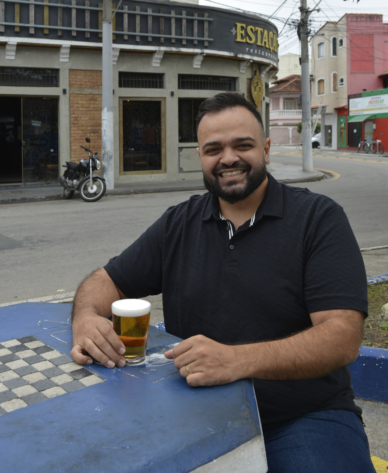 O vice-presidente do Polo Gastronômico André Alcino em frente ao Estação da Moqueca. Primeiro restaurante da família, no Miramar, o início da sua história na gastronomia. (Foto Alle Tavares)