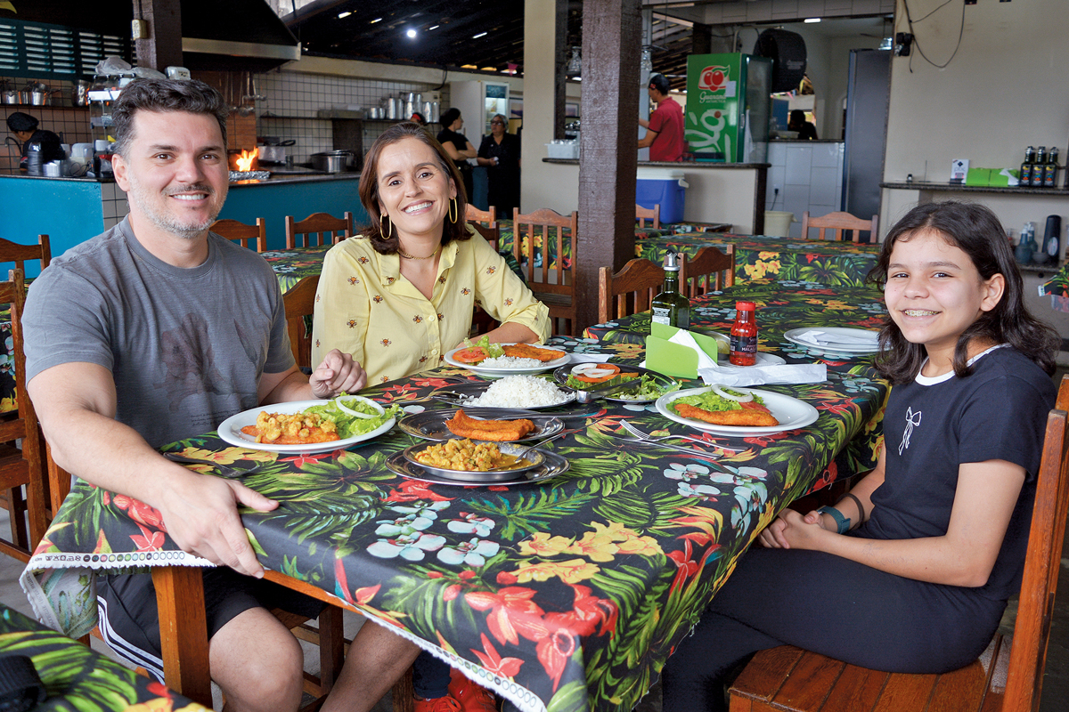 Gabriele Frazão com o marido Victor Gomide e a filha Valentina. Ela é cliente antiga do Lagostão e destaca a qualidade da comida do local, além do ambiente familiar. Seu prato preferido é o Peixe Frito à Milanesa. (Foto Alle Tavares)