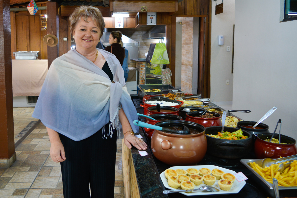 Dona Maria Leoni Zielinski e sua família gerenciam o restaurante Sabores do Sul. Além da boa comida e do churrasco regional, a casatambém oferece produtos regionais em conserva para os clientes. (Foto Alle Tavares)
