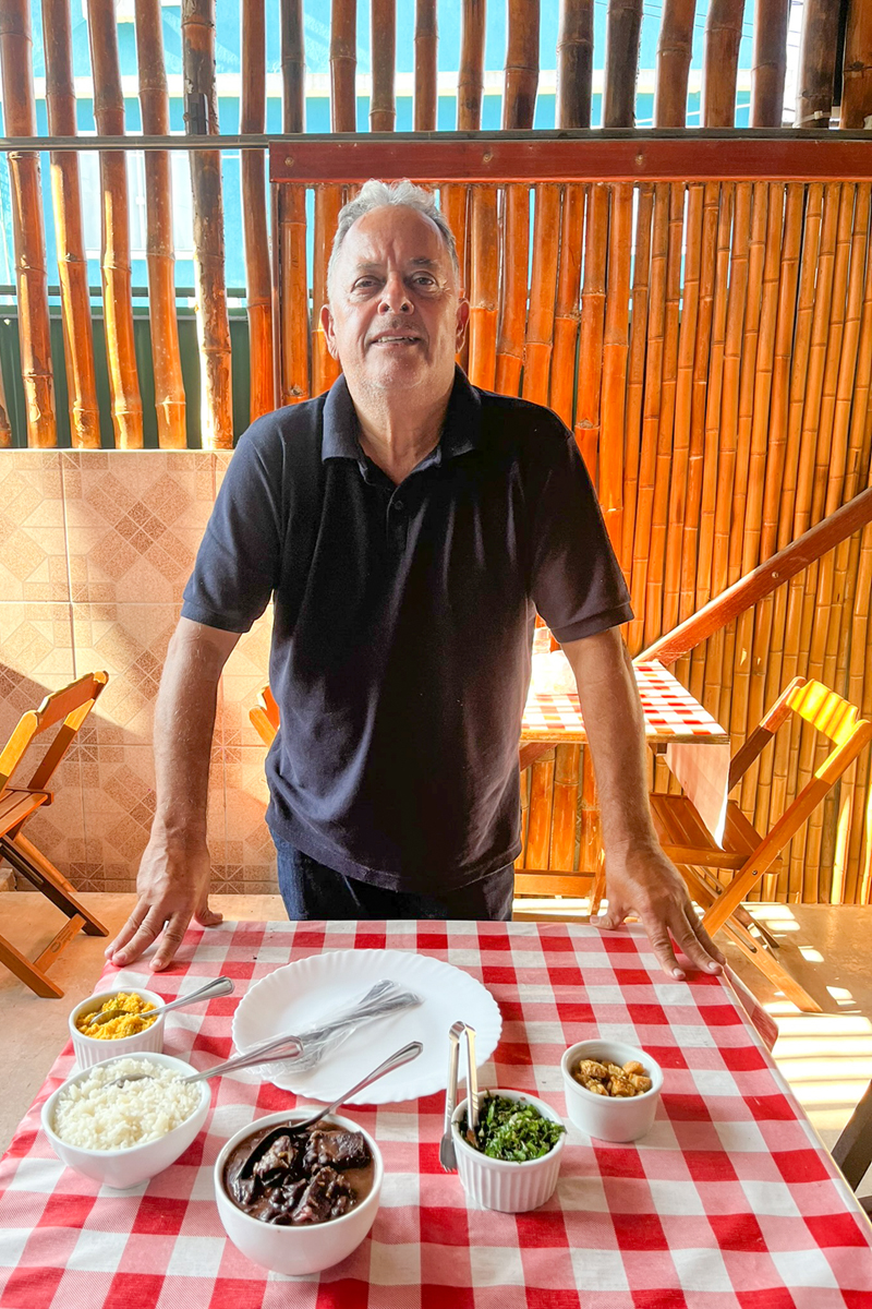 Marcos Antônio, o Mineiro, começou a servir seu carro-chefe, a feijoada, há 20 anos no Visconde de Araújo e, há 3 anos, mudou-se para o Campo D’Oeste. (Foto Alle Tavares)