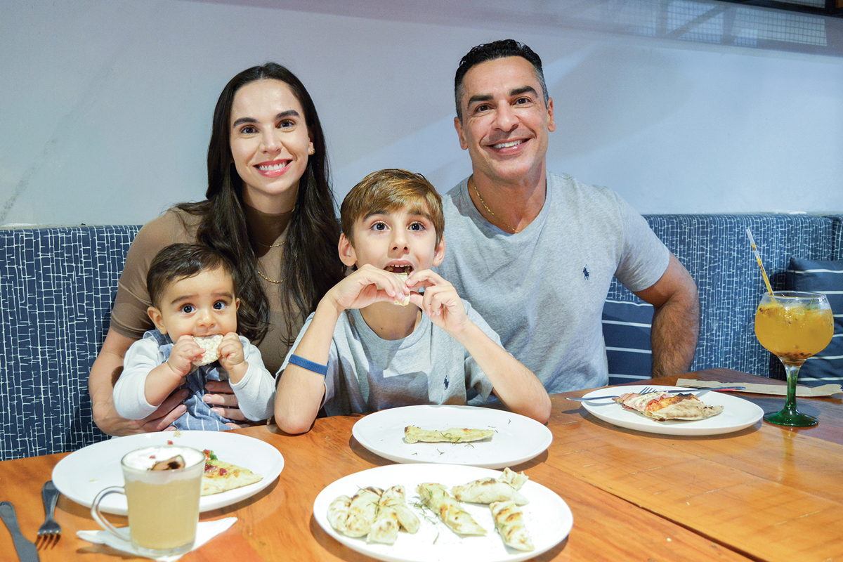 Marianna Faria e o marido Anderson Siqueira são clientes assíduos do Brasa, sozinhos ou com os filhos, que aproveitam o espaço kids. (Foto Alle Tavares)