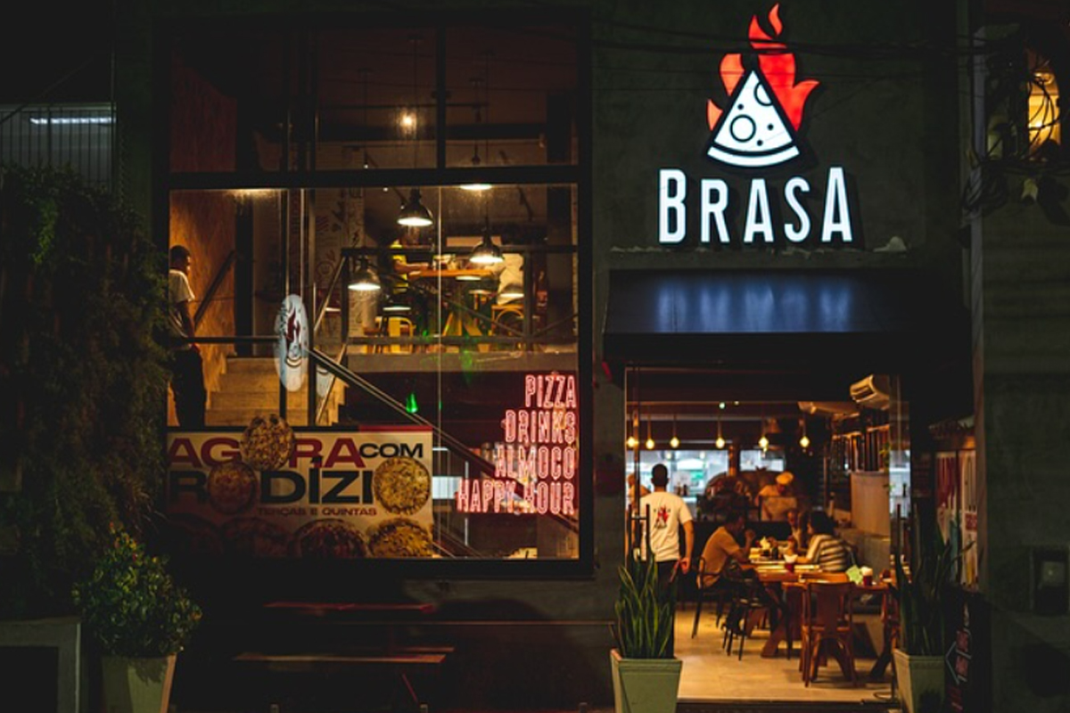 O Brasa fica nos Cavaleiros e funciona no happy hour e no rodízio de pizzas napolitanas a partir das 17 horas.