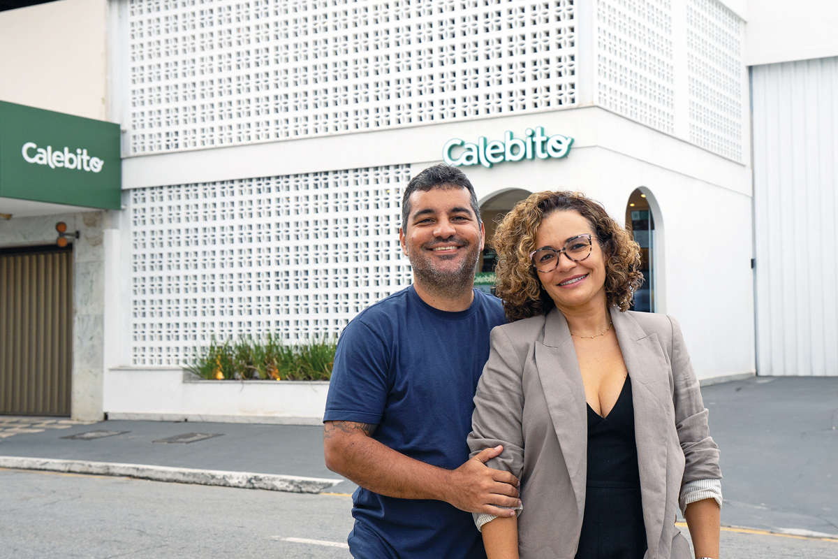 O casal de empresários Filipe Ribeiro e Patrícia Luziê na loja da Calebito do Centro. Eles comemoram o sucesso da expansão das franquias da marca levando um pouquinho de Macaé para todo o país.
