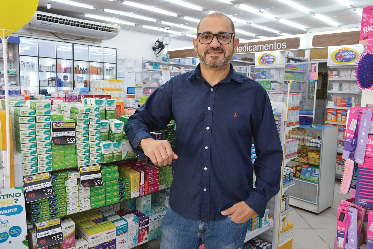 Miron Ferreira é proprietário da rede de farmácias Droga News, reduziu seu custo com energia sem necessidade de obras e com agilidade. (Foto Alle Tavares)