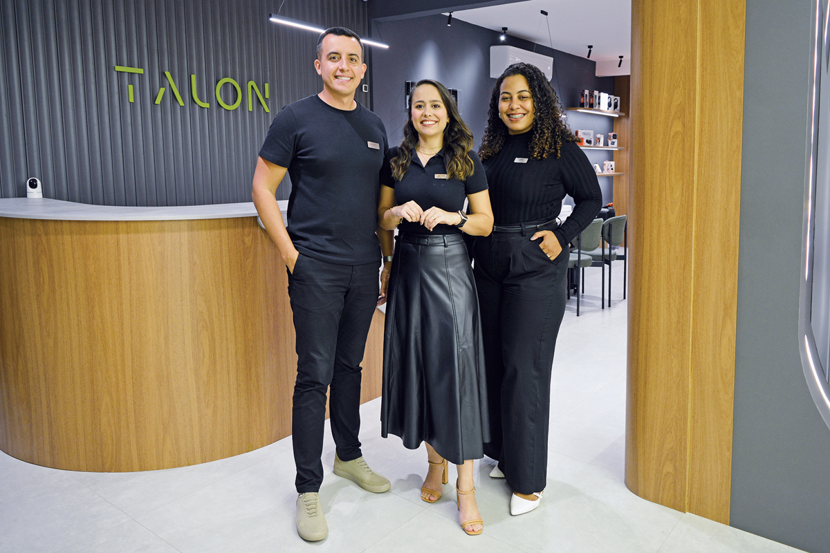 Os sócios Matheus e Kethiny com a colabora Anny. A ideia é proporcionar uma verdadeira experiência de compra, com tecnologia e conexões genuína. (Foto Alle Tavares)