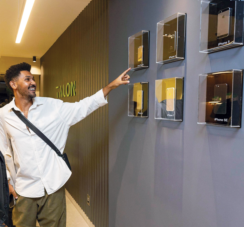 O arquiteto Wallace Aniceto no Museo da Apple. Ele já era cliente Talon e foi o responsável pelo projeto arquitetônico da nova loja, que traz mais conforto e acolhimento com autenticidade. (Arquivo Talon)