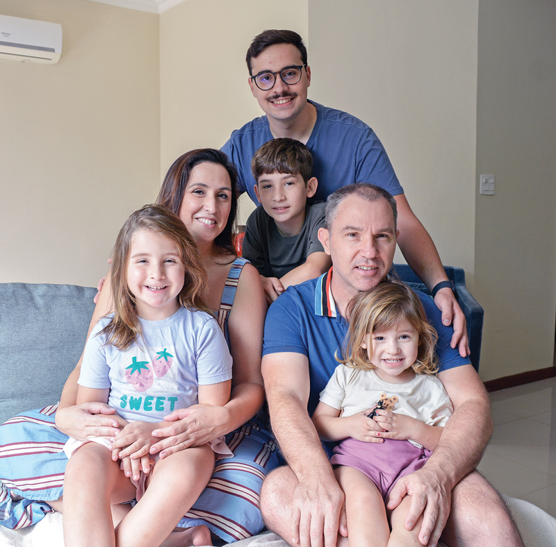 Lívia Lobo e Ivonei Henrique têm quatro filhos: Pedro (21); Arthur (10), Laura (5) e Clara (2). Apenas um, o Arthur, não tem alergia. Uma herança genética para quase todos da família. (Foto Alle Tavares)