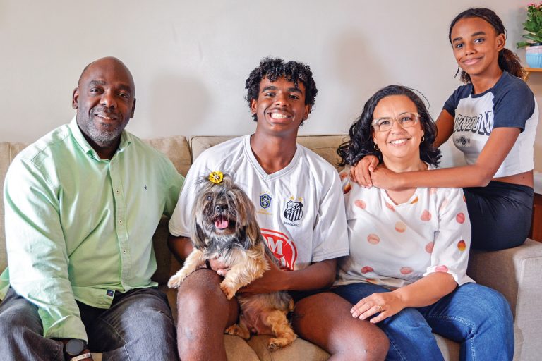 Fábio Luís Ribeiro com a esposa Greicy Thaiomara e os filhos Gustavo e Helena. A família demorou oito anos para fechar o diagnóstico alérgico de Gustavo. Após tratamento com vacina, ele não teve mais crises graves e consegue conviver com o cachorrinho da família. (Foto Alle Tavares)