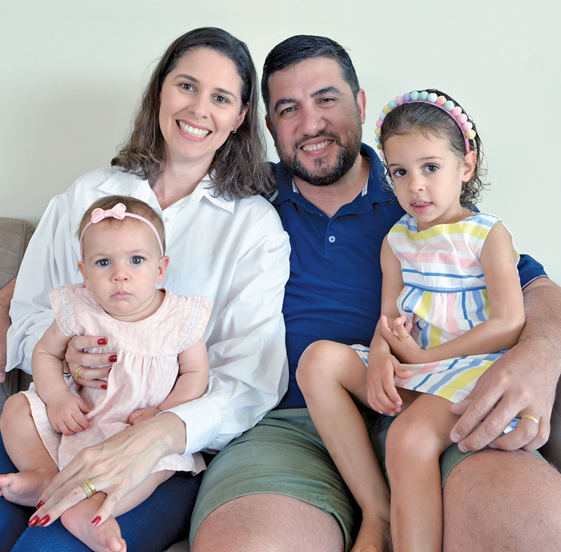 Viviane Azevedo e Tassio estão com acompanhamento nutricional e pediátrico para apoiar no tratamento da intolerância alimentar da pequena Maria Alice, de três anos. Na Foto: Viviane com a bebê Tereza e Tassio com Maria Alice. (Foto Alle Tavares)