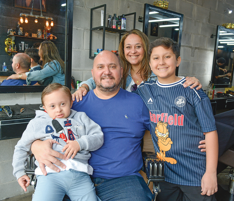 Tatiana e André Lucena e os filhos Dante e Dimitri são clientes da Barbearia Nobre desde a inauguração e confiam à Andréia e sua equipe o visual da família. (Foto Alle Tavares)