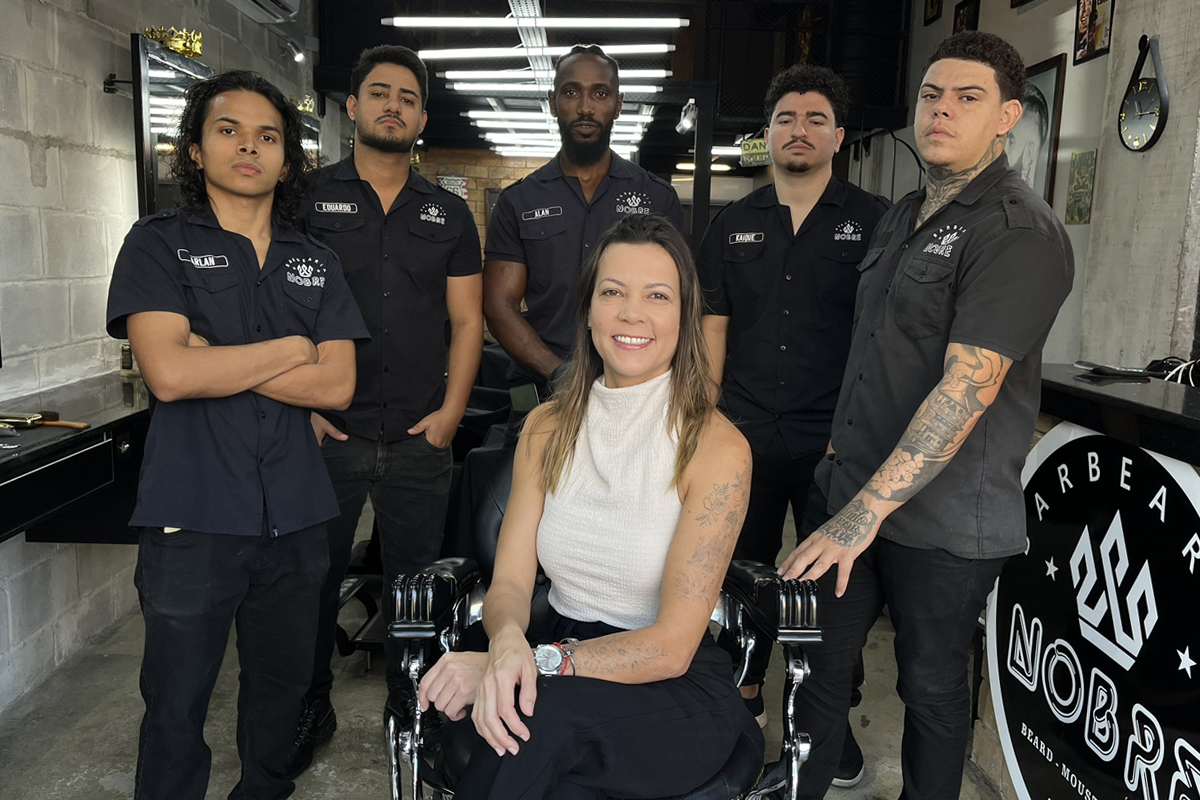 Andréia Nobre com sua equipe na Barbearia Nobre, que completou 8 anos de sucesso e está sendo toda repaginada para melhorar o bem-estar dos clientes. Da esquerda para a direita: Darlan, Eduardo, Alan, Kaique e Edgar. (Foto Alle Tavares)