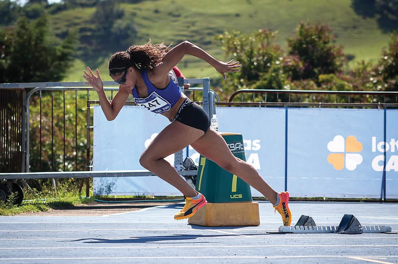 Hakelly Maximiano intergra o Programa Atletismo Macaé desde 2022 e é assistida pelo Bolsa Atleta da Prefeitura.