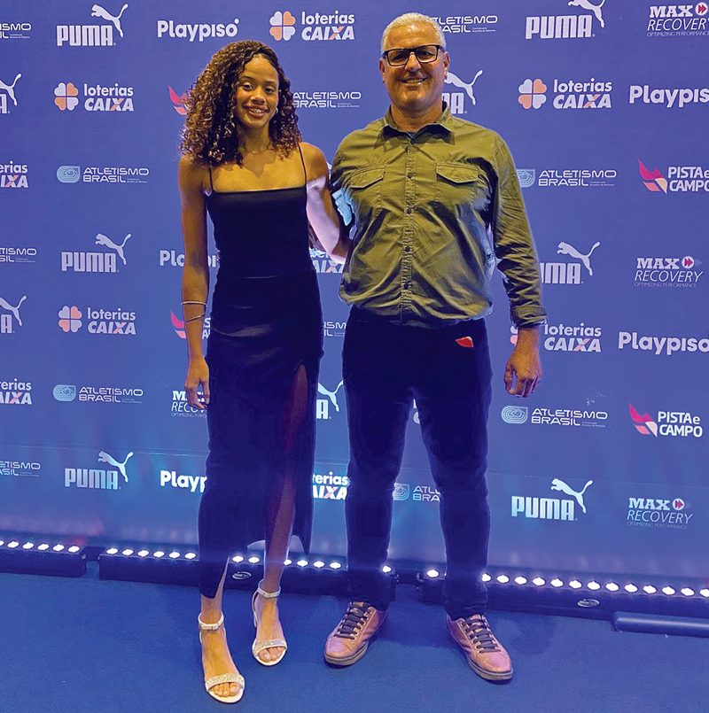 Hakelly com seu treinador, Hiller Franco. A atleta foi revelada pelo Programa Atletismo Macaé, que é um celeiro de talentos.