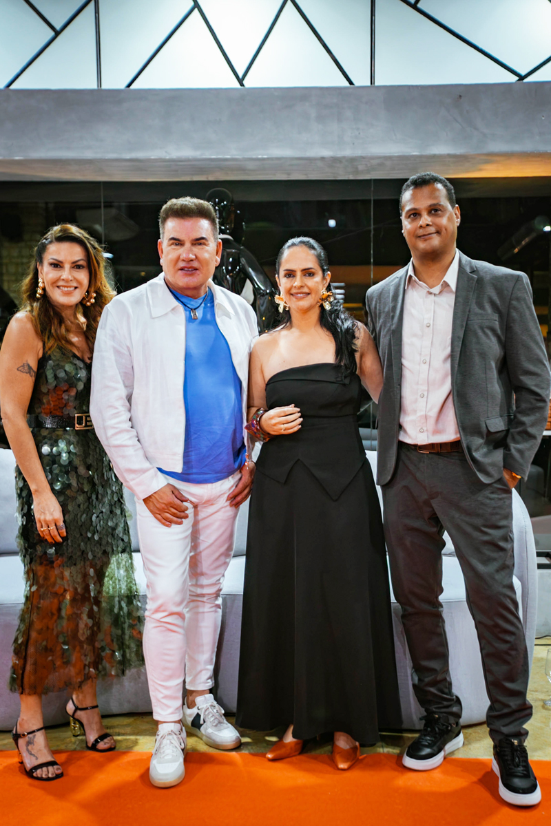 Para comemorar os dois anos da loja, Liz Reis recebeu o designer Jorge Bischoff, que veio pela primeira vez na região, com um desfile para o lançamento da sua coleção de óculos. Da esquerda para a direita: Luciana Robinson, diretora de estilo da marca, Jorge Bischoff, Liz Reis e seu marido Marcos Oliveira.
