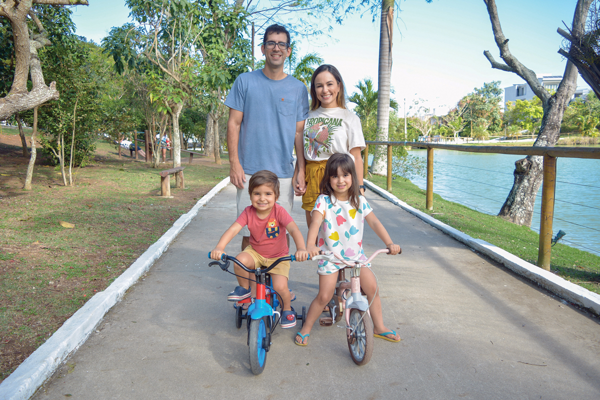 Fábio Vinícius e Camila Fonseca com os filhos Théo e Luisa. A família tem o hábito de fazer atividades ao ar livre, como andar de bike no parque. Os pais evitam estipular horários para o uso de telas para não gerar ansiedade nas crianças. (Foto Alle Tavares)