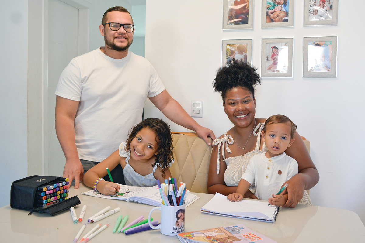 O casal Kamila Arruda Dias Soares e Arthur Charles Soares Torres está praticando uma reeducação digital com a filha mais velha, Valentina, de 8 anos, e criando o Timóteo, de 1 ano, em um novo contexto. (Foto Alle Tavares)