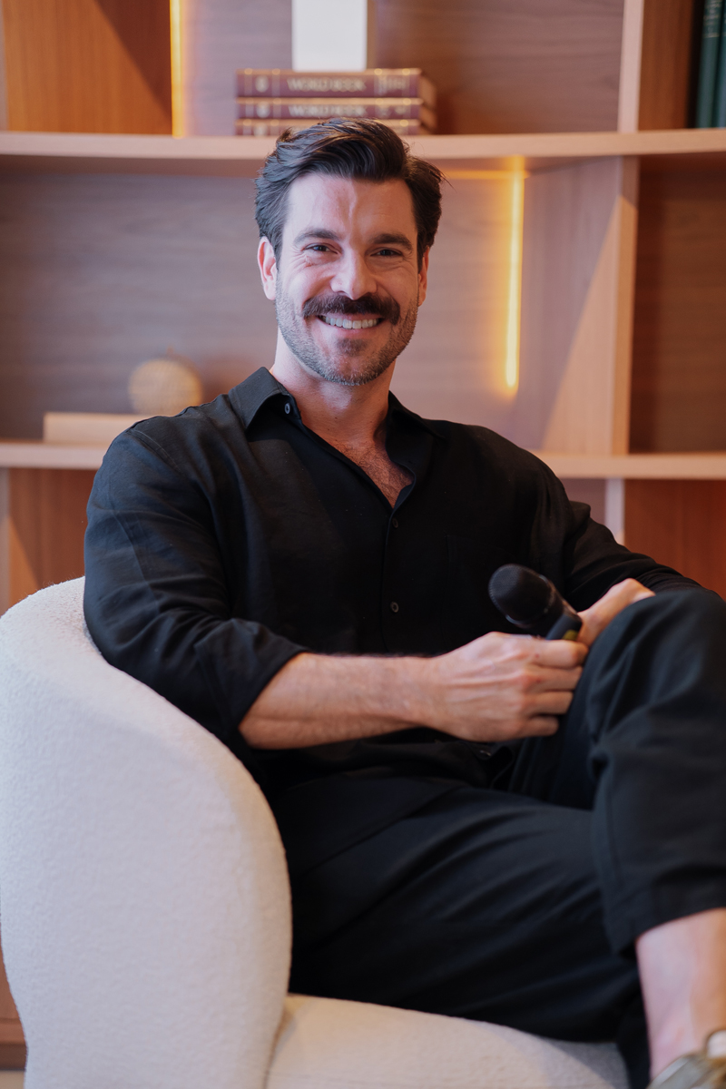 Renato Mendonça é arquiteto e apresentador, conhecido por seus projetos de arquitetura e interiores com foco em uma estética "afetiva", que combina materiais naturais e mobiliário contemporâneo. (Foto Gustavo Vitorino)