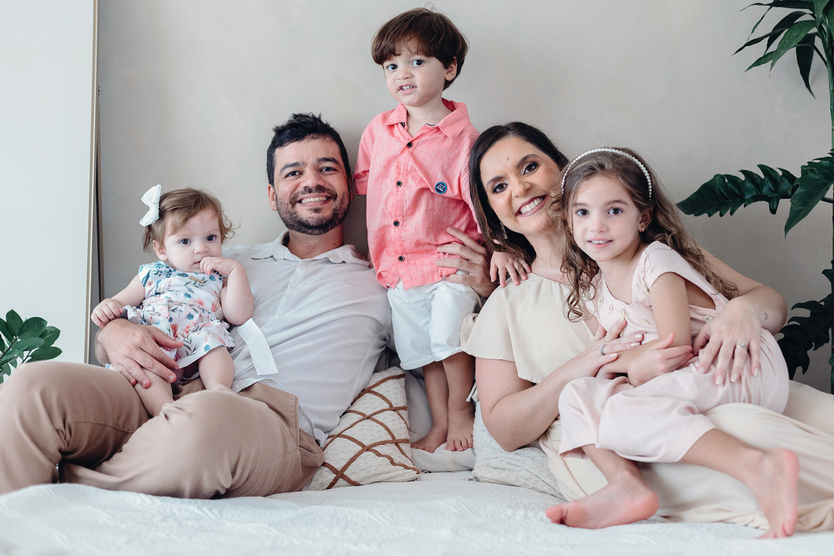 Paula conduz os ensaios de família, de crianças e de recém-nascidos com a sensibilidade de quem entende que cada criança tem seu tempo, seu humor, seu próprio jeito de ser e existir.