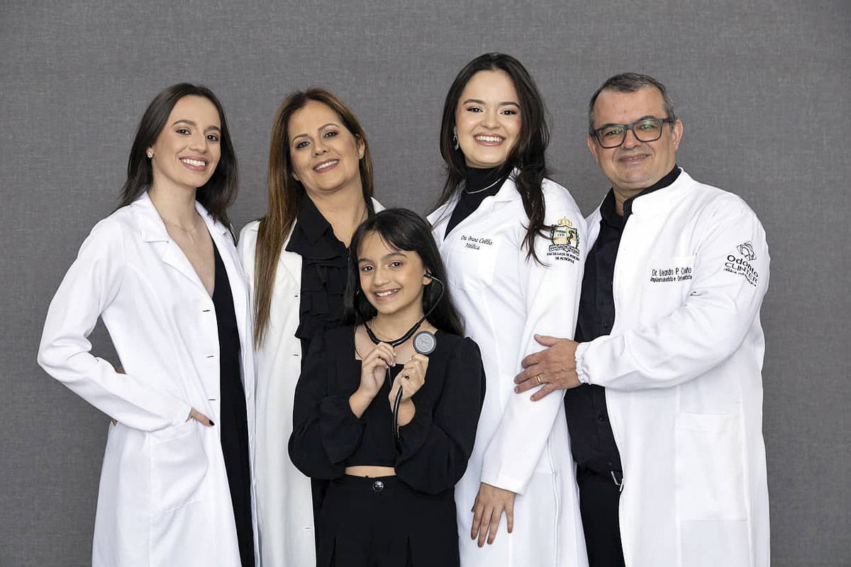 Deise e Leandro Coelho com as filhas Bruna e Paula, ambas já cursando medicina, e a mais nova, Clara, que está no 5º ano do Fundamental 1 (Arquivo)