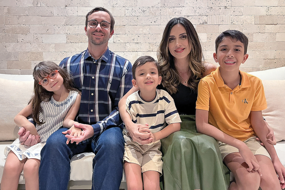 Vitor Zampieri e Thamires Marcon reforçam o acolhimento como diferencial da escola para a educação dos filhos Júlia, César e Antônio. (Foto Alle Tavare)