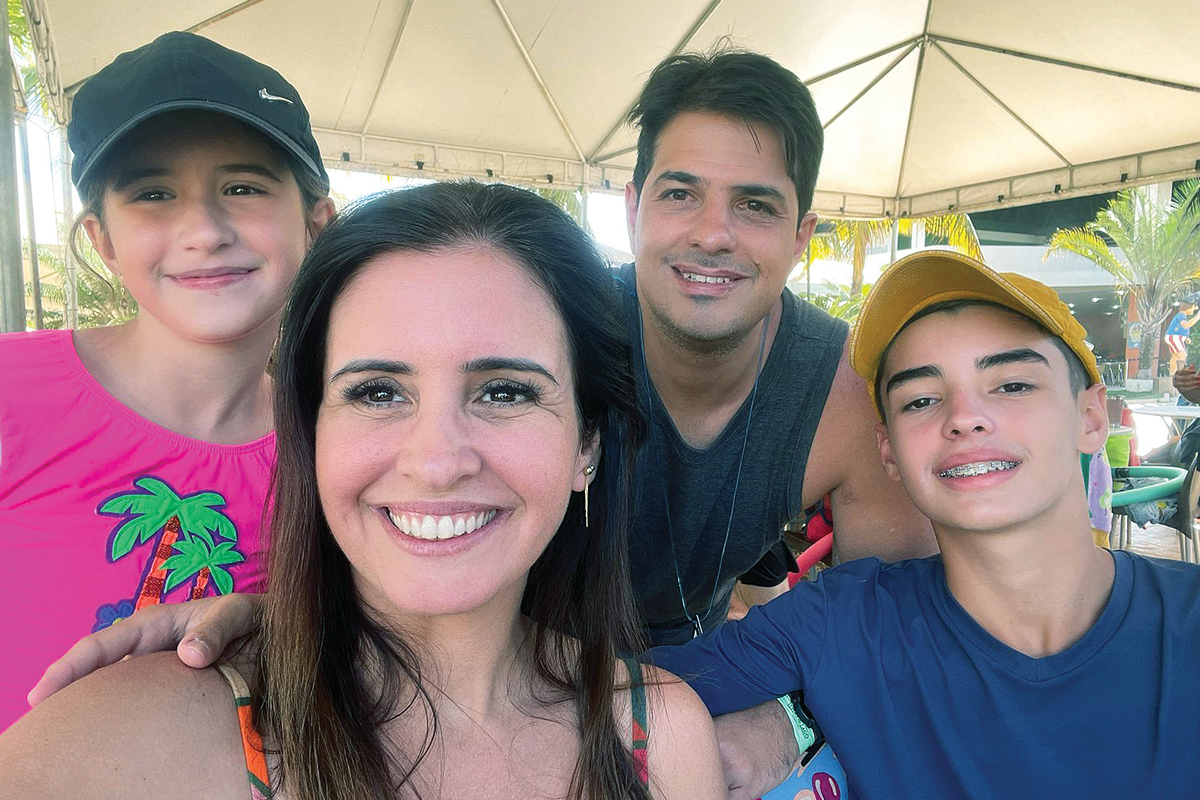 Os pais Anna Carolina Vaz Peres e Paulo Roberto com os filhos Paulo Henrique e Maria Luisa. Eles destacam a filosofia da escola de unir cuidado e qualidade de ensino em um ambiente que valoriza a educação