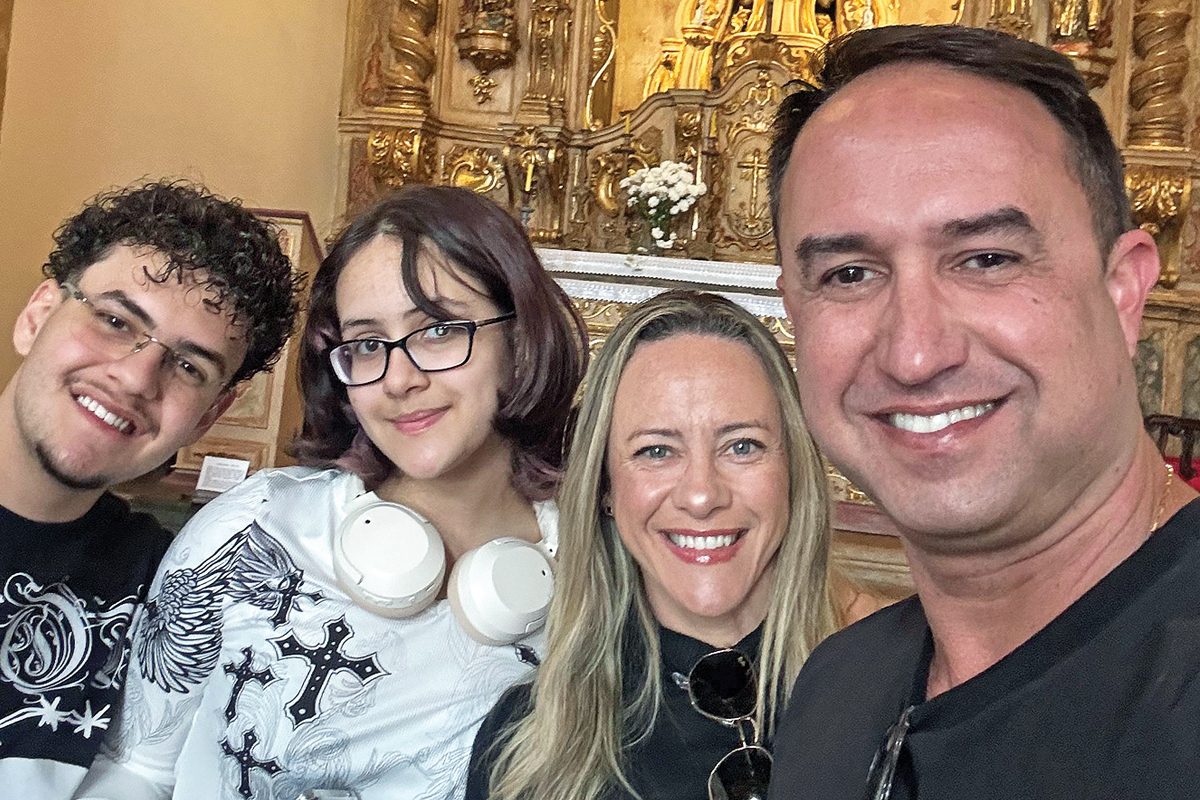 Renato Viana e Viviane Mamede, com os filhos João e Nina, que está no 7º ano. O pai ressalta o papel da equipe multidisciplinar do Aprovado.