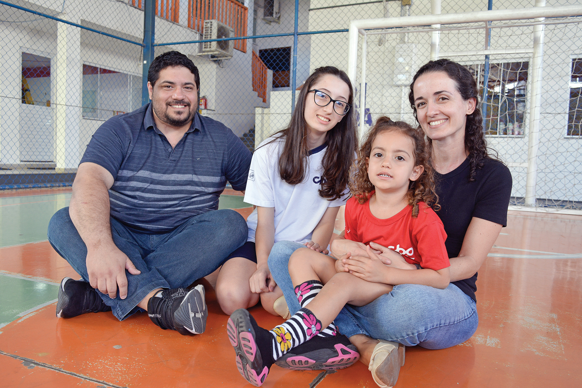 Lívia Carvalho é ex-aluna do CBO e junto com o marido Eliel vivenciam a experiência de terem filhos em três segmentos distintos na escola, com Pedro no 1º ano do Ensino Médio, Aline no 8°ano e Gabriela na Educação Infantil. (Foto Alle Tavares)