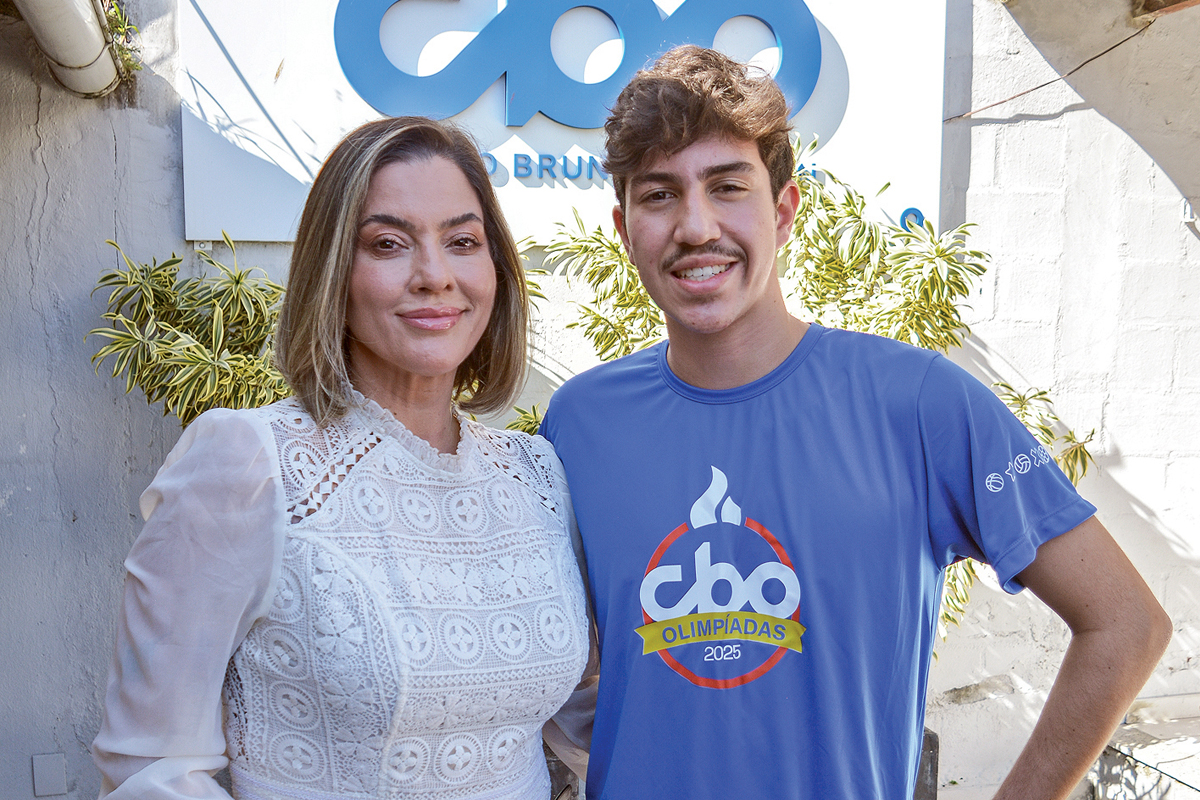 Priscila Bastos Rios com o filho Bernardo. Ela e o marido Luiz Miguel de Andrade relatam que receberam muito bem a novidade, pois como as duas escolas são muito conceituadas na cidade, esta união só pode trazer benefícios. (Foto Alle Tavares)