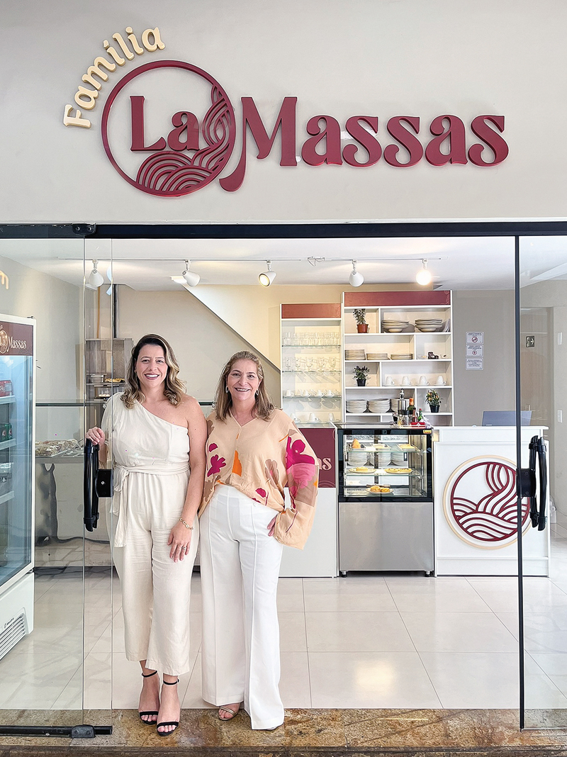 O Família La Massas em pessoa, Iracema Maia, a Cema, com a filha Laiz Neves na nova loja na Galeria Carapebus, onde, além de vender congelados, ainda servem refeições e lanches. (Foto Alle Tavares)