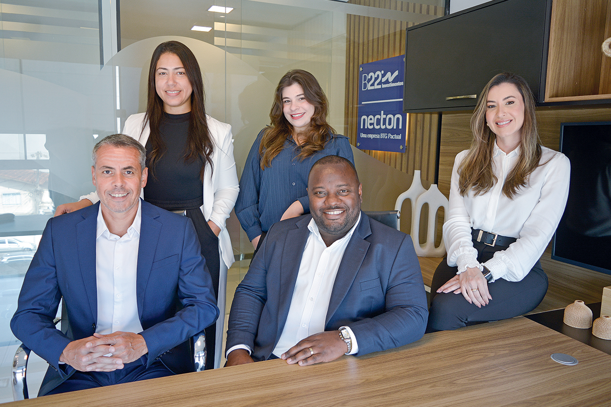 O time da B22 Investimentos de Macaé. Da esquerda para a direita: o sócio Leonardo Consani, o CEO e sócio fundador Felipe Thomaz, as sócias Lídia Bomfim, Thaís Guimarães e Livia Ferraz