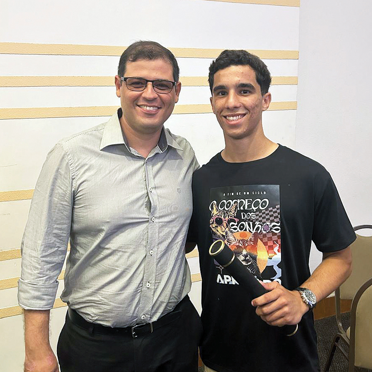 Bruno Imbiriba com o professor de matemática do Aprovado Paulo Henrique. Com 19 anos, o estudante cursou o segundo e o terceiro ano do Ensino Médio no colégio e, hoje, está no segundo período de Engenharia Mecânica na UFRJ