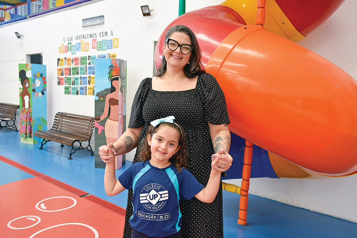 A influenciadora digital Catharina Bersot idealizava ter sua filha Laura, de cinco anos, estudando no UP no futuro e ficou muito feliz de saber que a pequena poderia iniciar essa trajetória ainda na educação infantil
