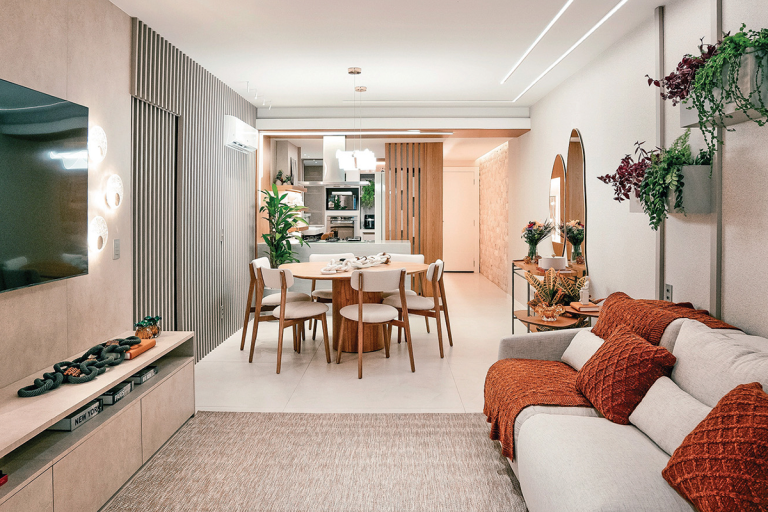 Salas de estar e jantar integradas em tons e texturas claras, trazendo mais amplitude aos ambientes