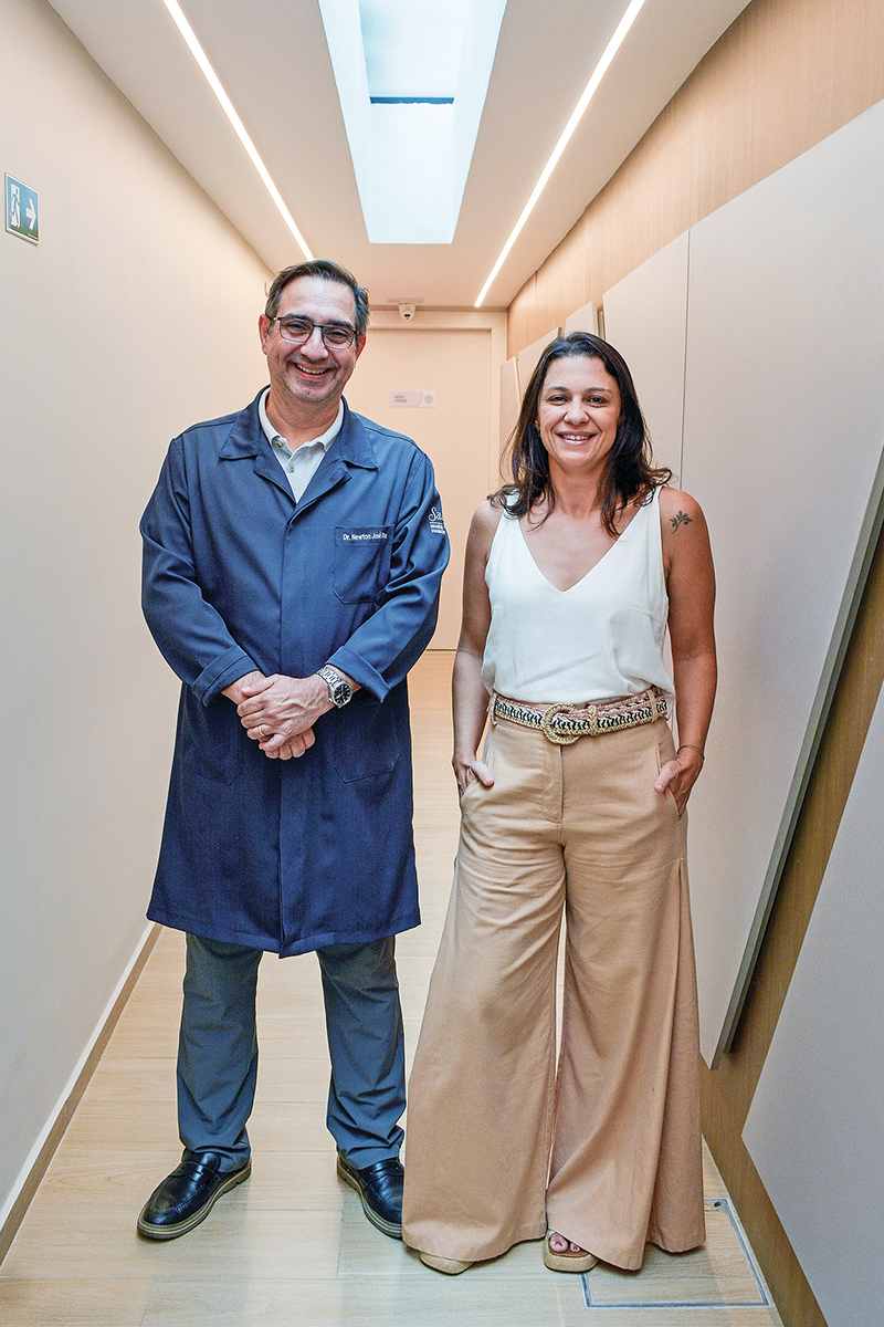 O Dr. Newton Filho com a arquiteta Manola Lo Bianco. Para ele, o projeto desenvolvido por Manola traduziu com precisão as ideias e necessidades da clínica