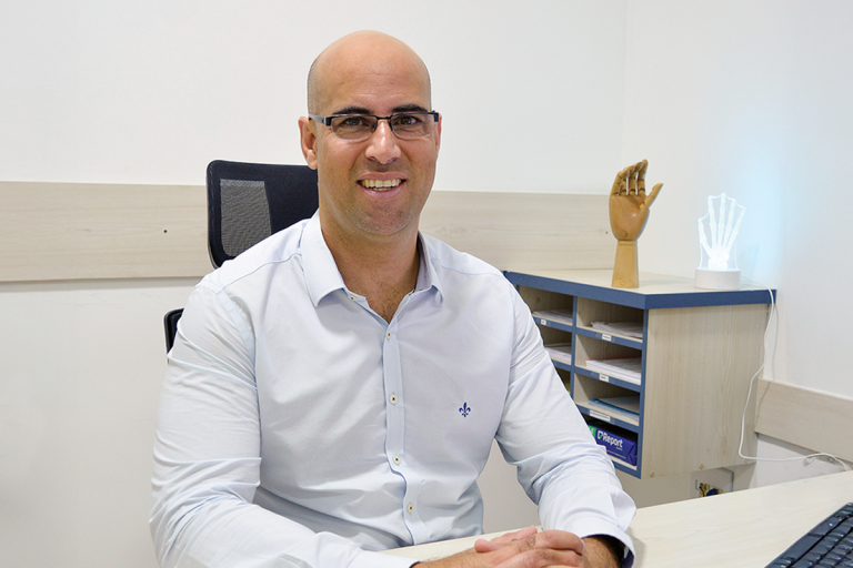 O ortopedista e cirurgião da mão, Dr. Carlos Alexandre Azevedo, diz que o controle da patologia exige uma abordagem multidisciplinar