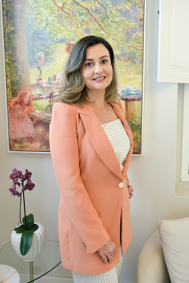 A infectologista, mestre pela UFRJ, Dra. Michelle Pessanha Pinto Azevedo, frisa os benefícios da oxigenoterapia, aumentando a oxigenação dos tecidos profundos, reduzindo a proliferação bacteriana