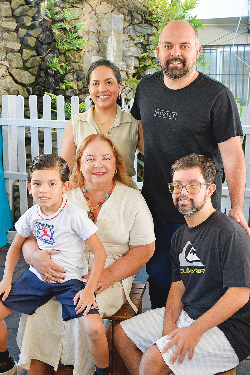 Três gerações no Reino CEIA. A avó Rita de Cássia que foi aluna de Dona Izabel, com o netinho Davi, que está no Pré-1. Os filhos de Rita, Cássio (sentado) e Danilo e sua esposa Angélica, também estudaram na escola
