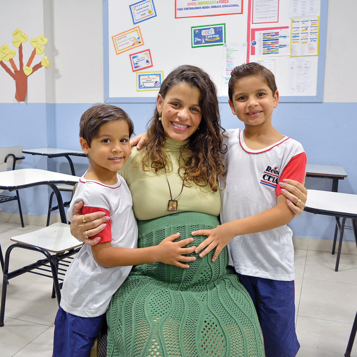 Viulaine Agda Silva da Costa com os filhos Heitor e Antônio. Ela e o marido Anderson Roberto escolheram o CEIA para a educação das crianças e destacam a forma acolhedora que foram recebidos com amor e carinho