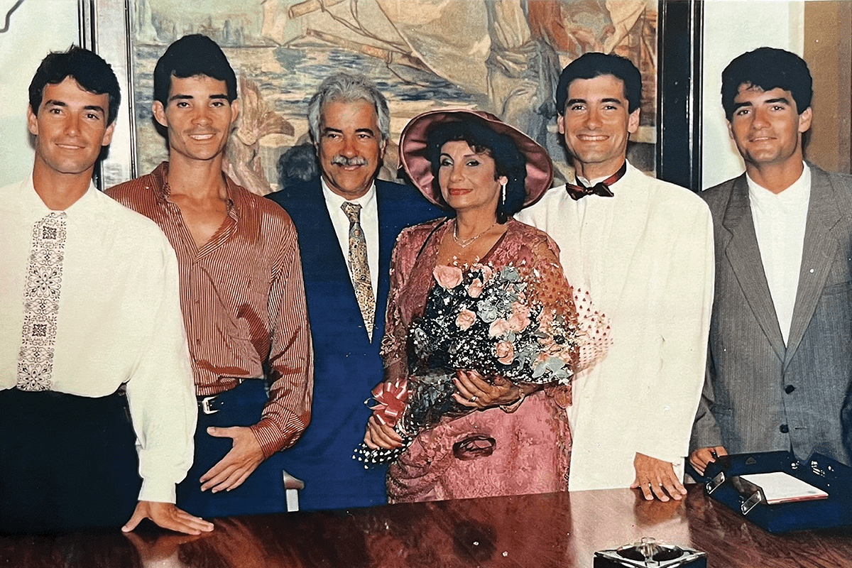 Sylvio Lopes com a família em 1989, na sua primeira posse como prefeito de Macaé. Na foto, com Dona Carmem, os filhos Aldo, Sylvinho, Glauco e seu sobrinho Robson (In Memoriam) segundo da esquerda para a direita, criado por Sylvio desde os 11 anos