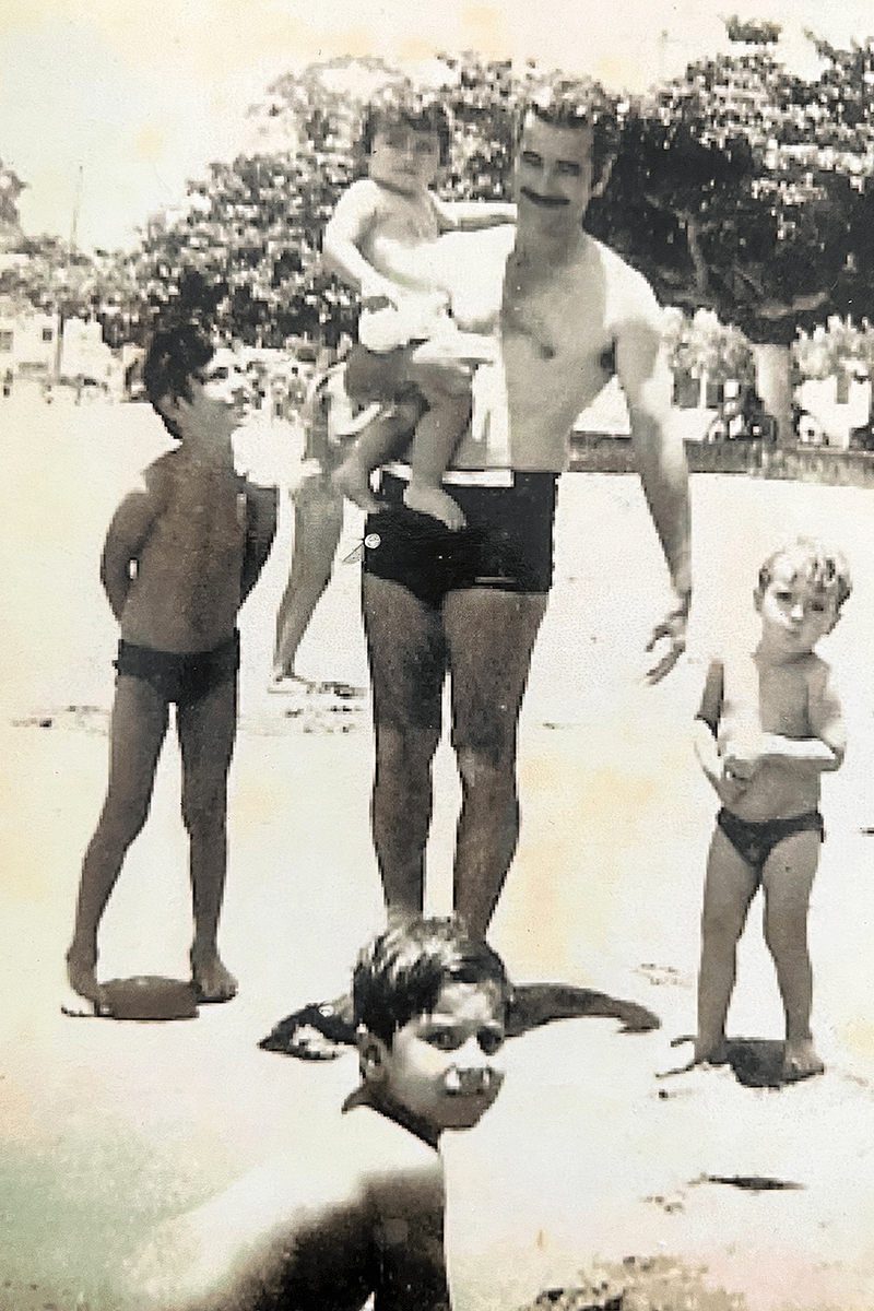Sylvio Lopes com os filhos Aldo (a frente), Sylvinho (à direita), Glauco (no colo) e o sobrinho Riverton (a esquerda), na Praia da Imbetiba, bairro onde viveu boa parte da vida, na Rua do Sacramento