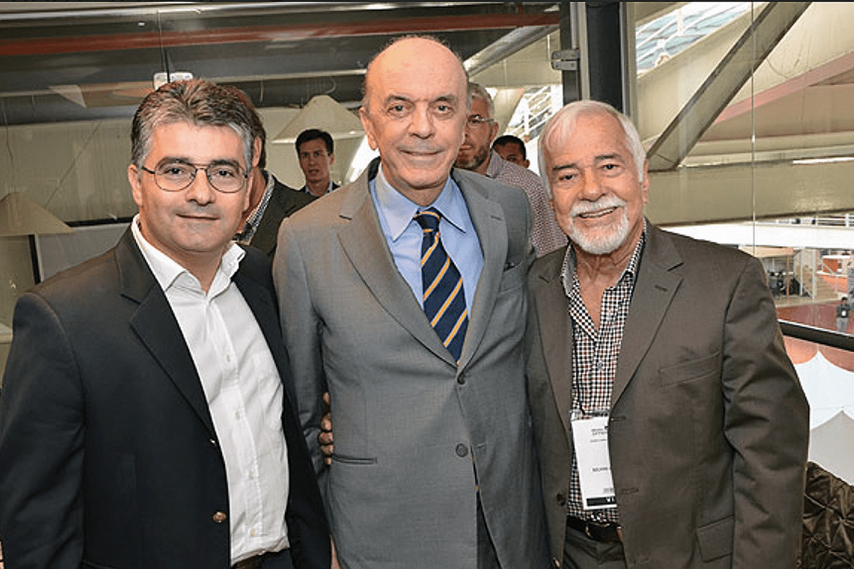 Sylvio Lopes se descobriu um político por vocação, sendo prefeito de Macaé por três mandatos, duas vezes deputado federal, projetando Macaé ao cenário nacional e ainda conseguiu eleger seu filho Glauco Lopes deputado estadual