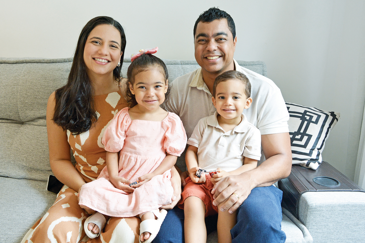 Maira Leite e o marido Raony, pais dos gêmeos Arthur e Marina (3 anos), buscaramuma pediatra que os acompanhasse desde a gestação e dizem que acertaram na escolha da Dra. Christine pelo cuidado e a atenção com ela e os filhos. (Foto Alle Tavares)