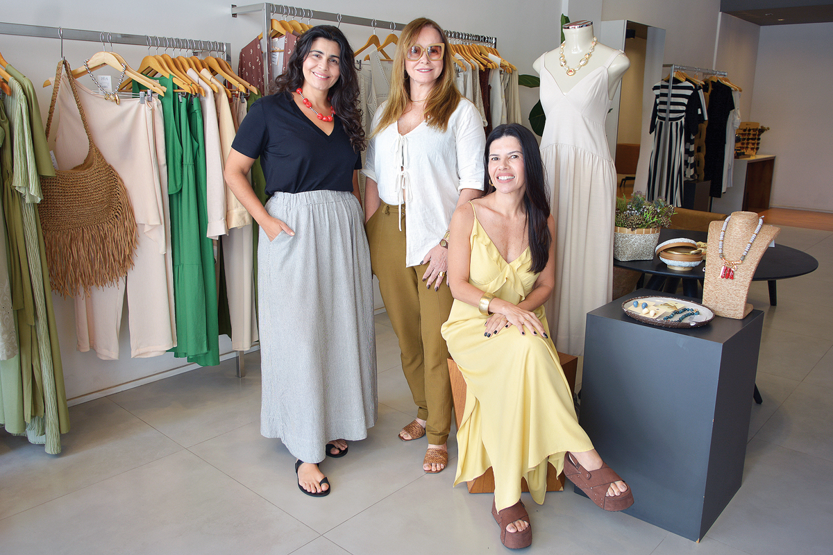 As sócias Jaqueline Andrade (sentada) e Eliane Siqueira (de óculos), com a filha Paula Siqueira. Elas abriram a Atemporal há quatro anos nos Cavaleiros e expandiram este ano para a Galeria Carapebus. (Foto Alle Tavares)