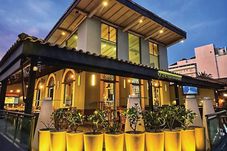 Ô Zé Gastronomia oferece uma vista privilegiada da Praia dos Cavaleiros, comporta até 150 pessoas no formato com mesas postas e pode chegar a 190 no estilo bistrô/pista, além de oferecer iluminação, som, bufê autoral, DJ e decoração. (Arquivo)
