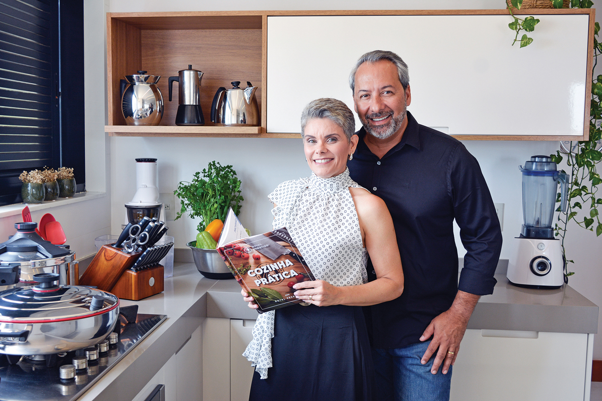 Marcela Pontes com o marido Marcelo. Ela é distribuidora autorizada independente da Royal Prestige em Macaé. Produtos de aço inoxidável de grau cirúrgico 316L, desde 1971. (Foto Alle Tavares)