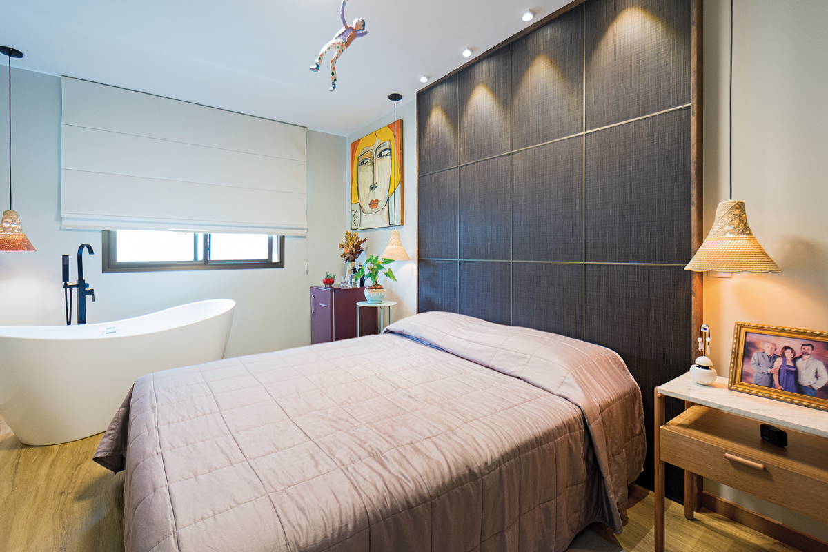 Suíte master, um ambiente projetado para relaxar e curtir os bons momentos. O destaque é a cabeceira da cama em madeira natural Origine Yutá, que vai até o teto. As mesinhas de cabeceira são do Fernando Jaeger. (Fotos Manuela Duarte)