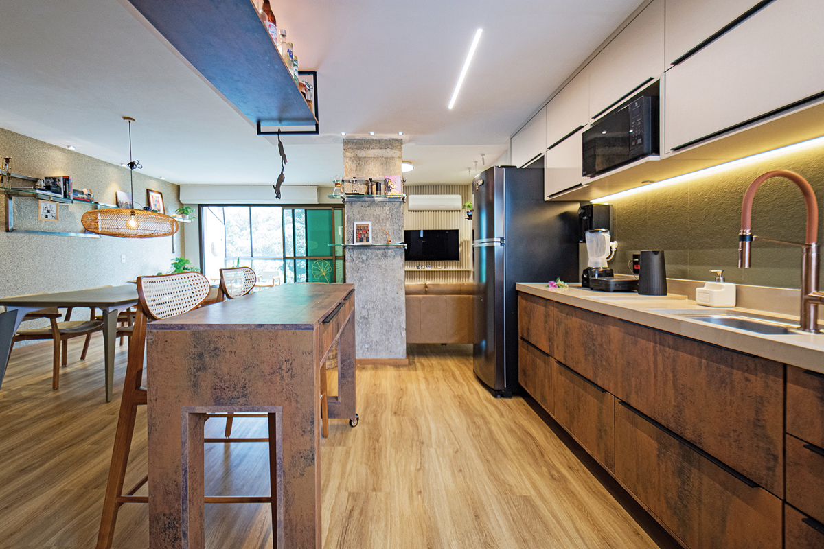 O bar em ilha tem rodízios para ser usado da maneira que for mais conveniente. O aço cortain é o mesmo usado nos armários inferiores (Fotos Manuela Duarte)