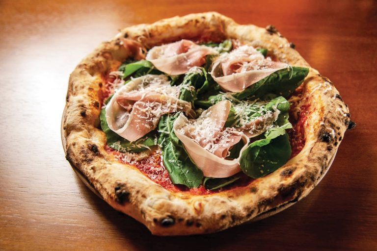 A pizza “Prochuto Crudo” é uma das mais pedidas do cardápio. Mozzarella, presunto de parma, rúcula e parmesão