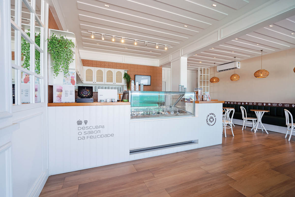 O ambiente da nova loja da Catarina Gelato, de frente para a orla dos Cavaleiros, tem uma decoração aconchegante, perfeita para um momento de lazer com a família ou amigos. (Foto Gustavo Vitorino)